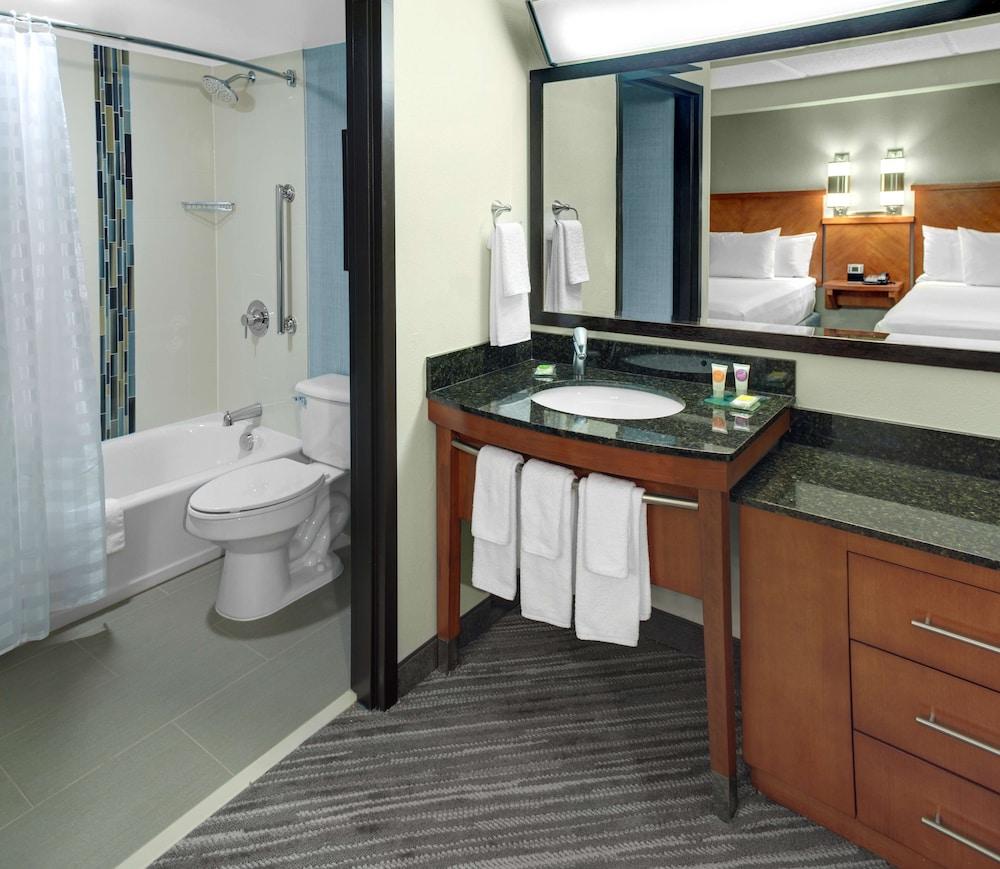 Hyatt Place Airport Hotel 3*