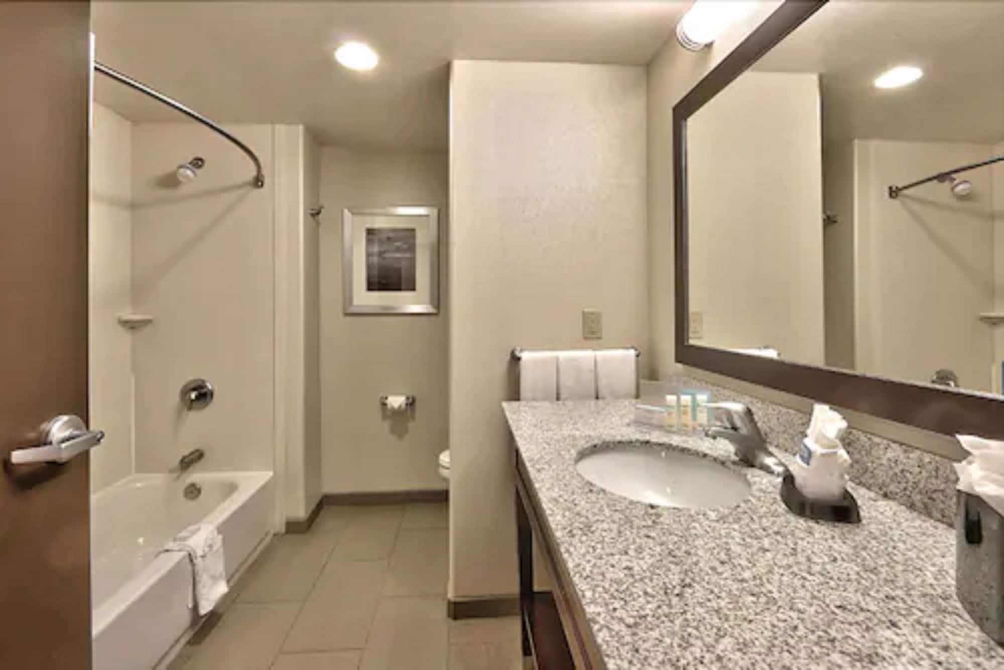 Hampton & North/i-25 Hotel 3*
