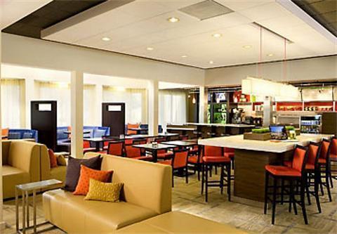 Courtyard By Marriott Airport