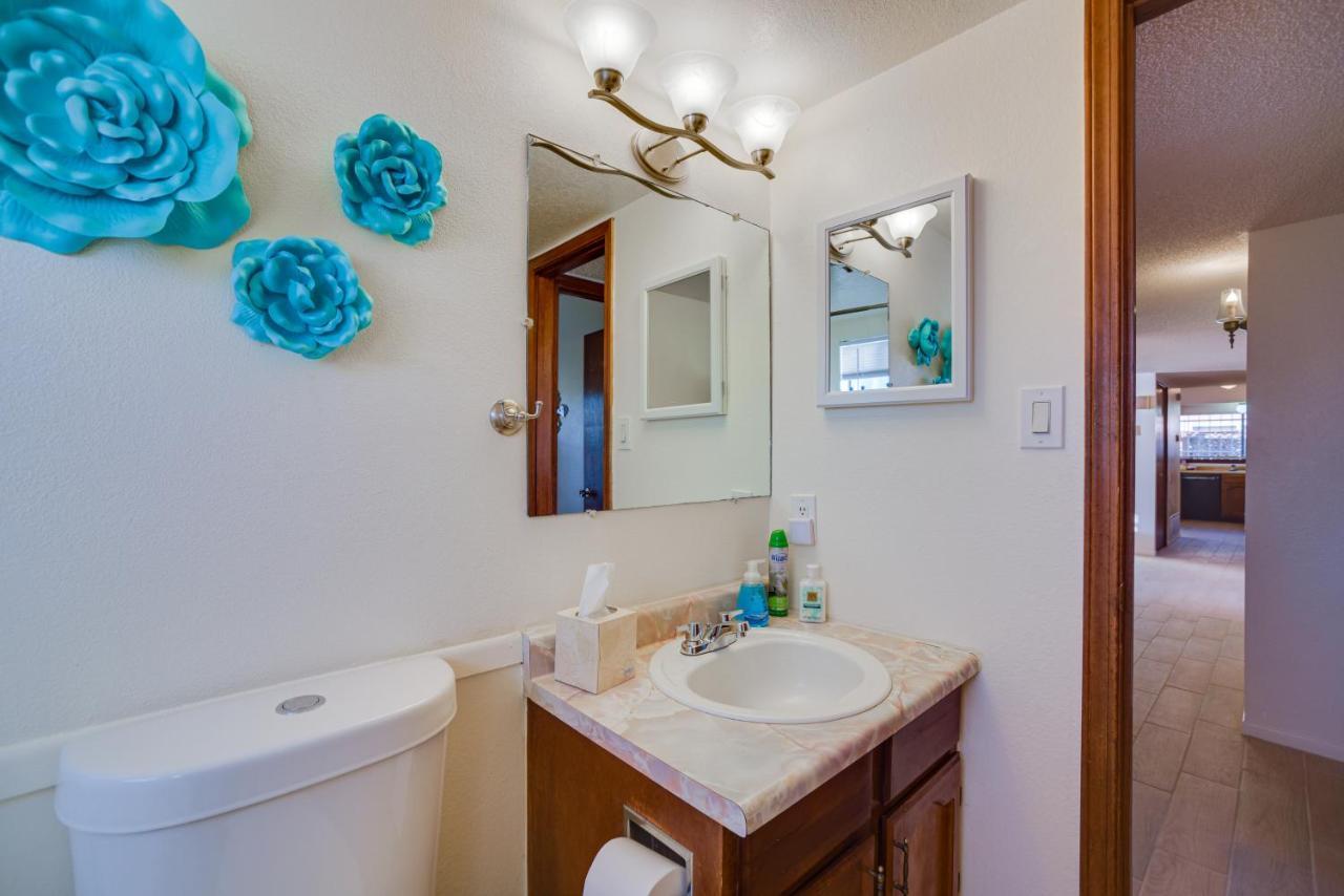 Abode With Large Yard 10 Mi To Downtown Holiday home