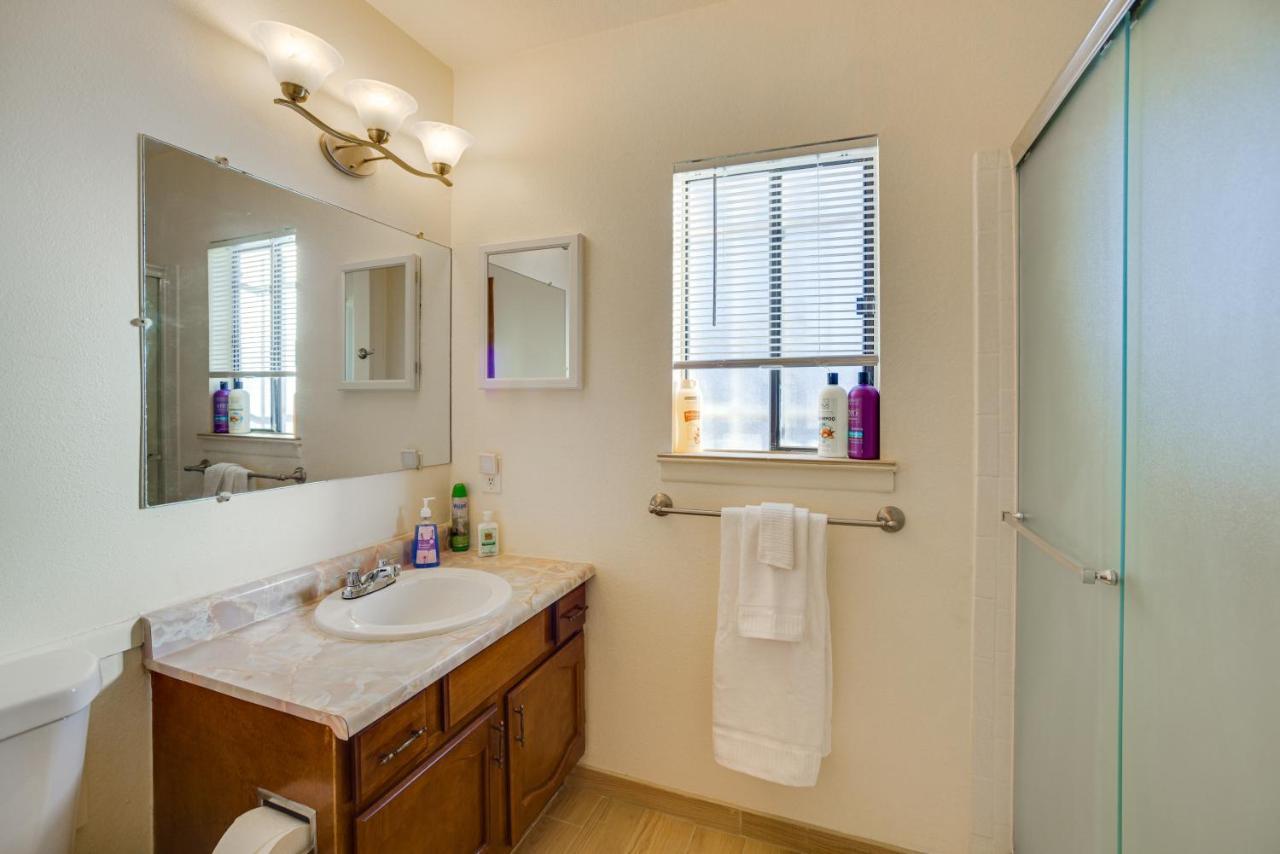 Abode With Large Yard 10 Mi To Downtown Holiday home *
