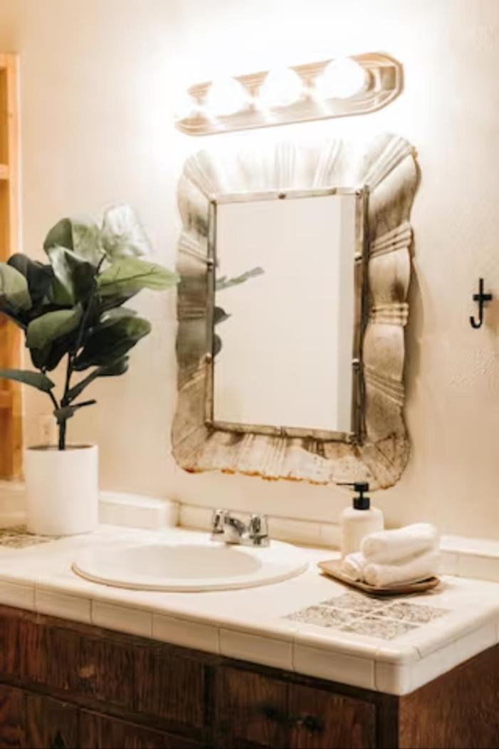 Group Getaway: Serene Adobe Retreat 4-11 Guests Holiday home