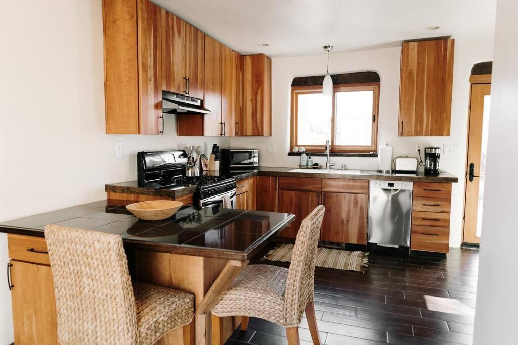 Group Getaway: Serene Adobe Retreat 4-11 Guests *