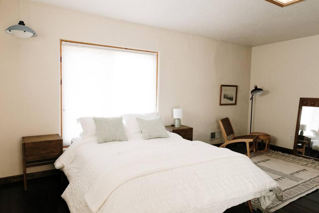 Group Getaway: Serene Adobe Retreat 4-11 Guests Holiday home