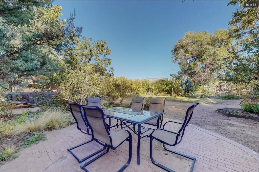 Group Getaway: Serene Adobe Retreat 4-11 Guests Holiday home