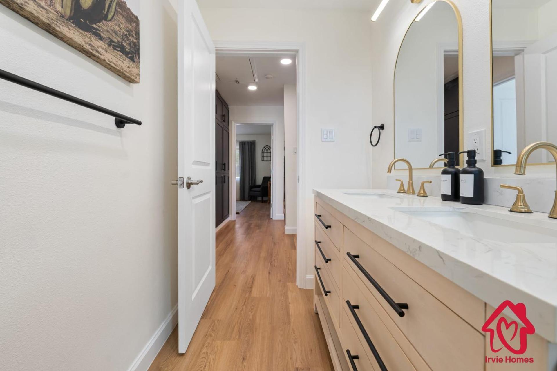 Valleyvibe: Modern Comfort In North Valley - An Irvie *