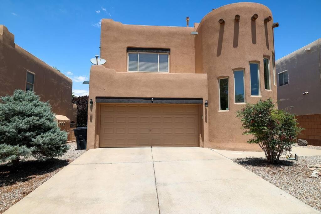 Near Balloon Fiesta Park! Holiday home