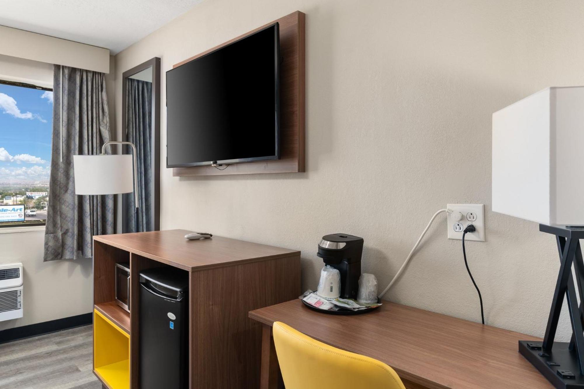 Days-inn By Wyndham I-25 Hotel
