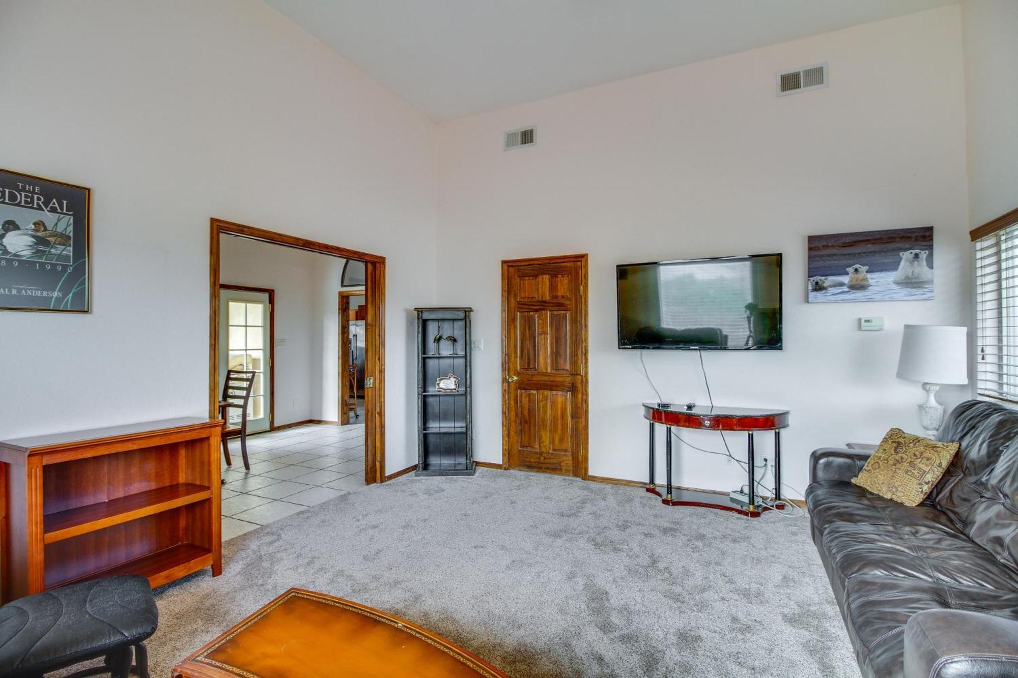 With Spacious Yard And Fire Pit! Albuquerque