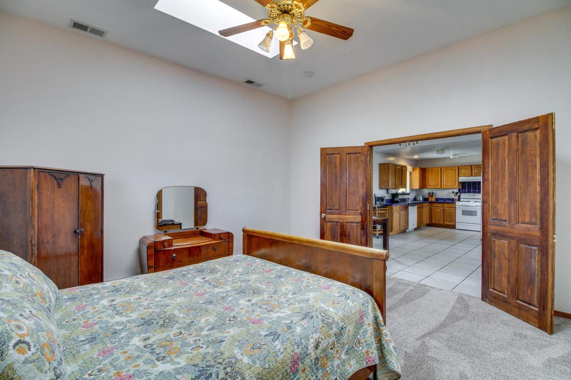 With Spacious Yard And Fire Pit! Holiday home