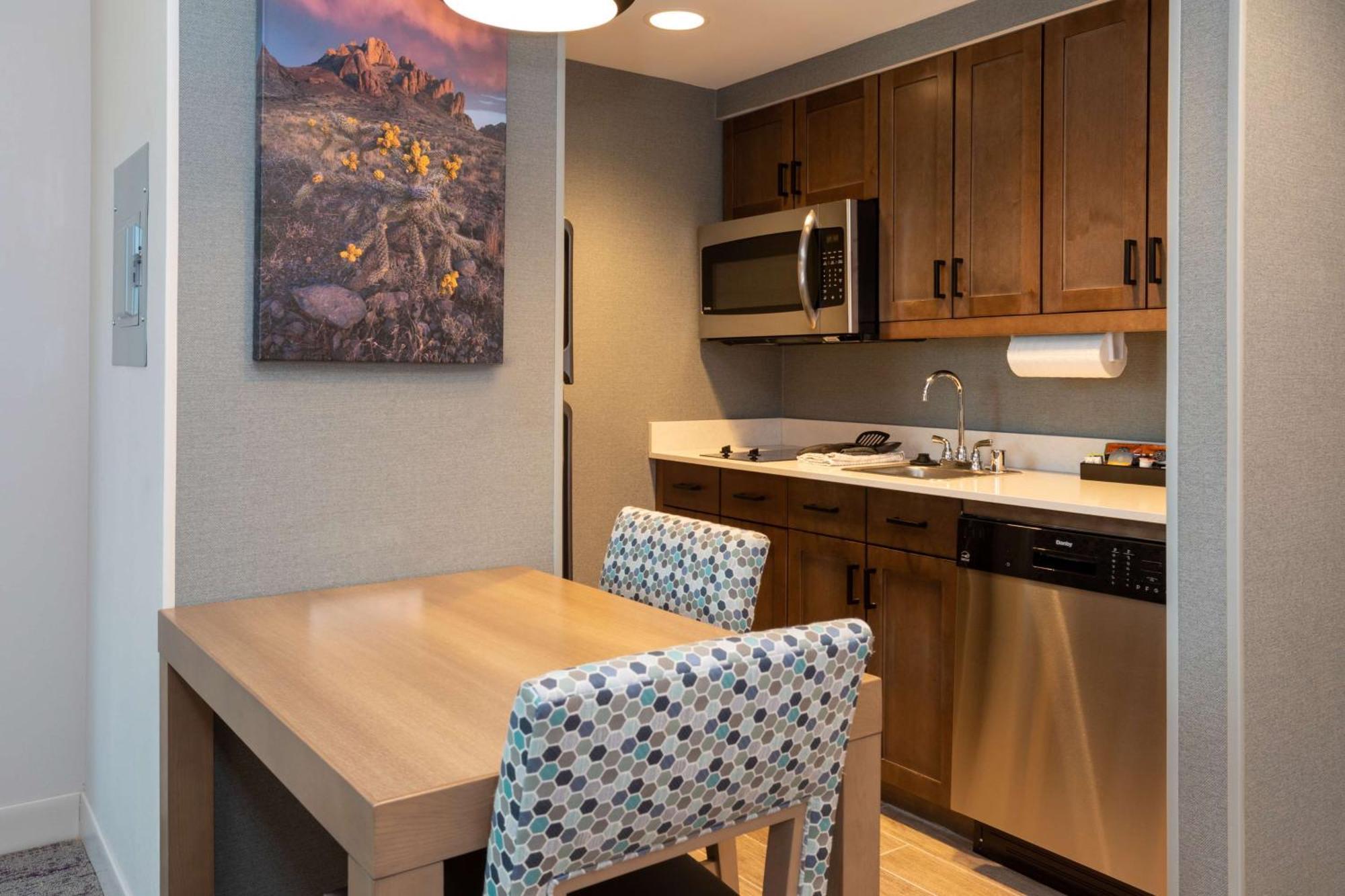 Hotel Homewood By Hilton Downtown
