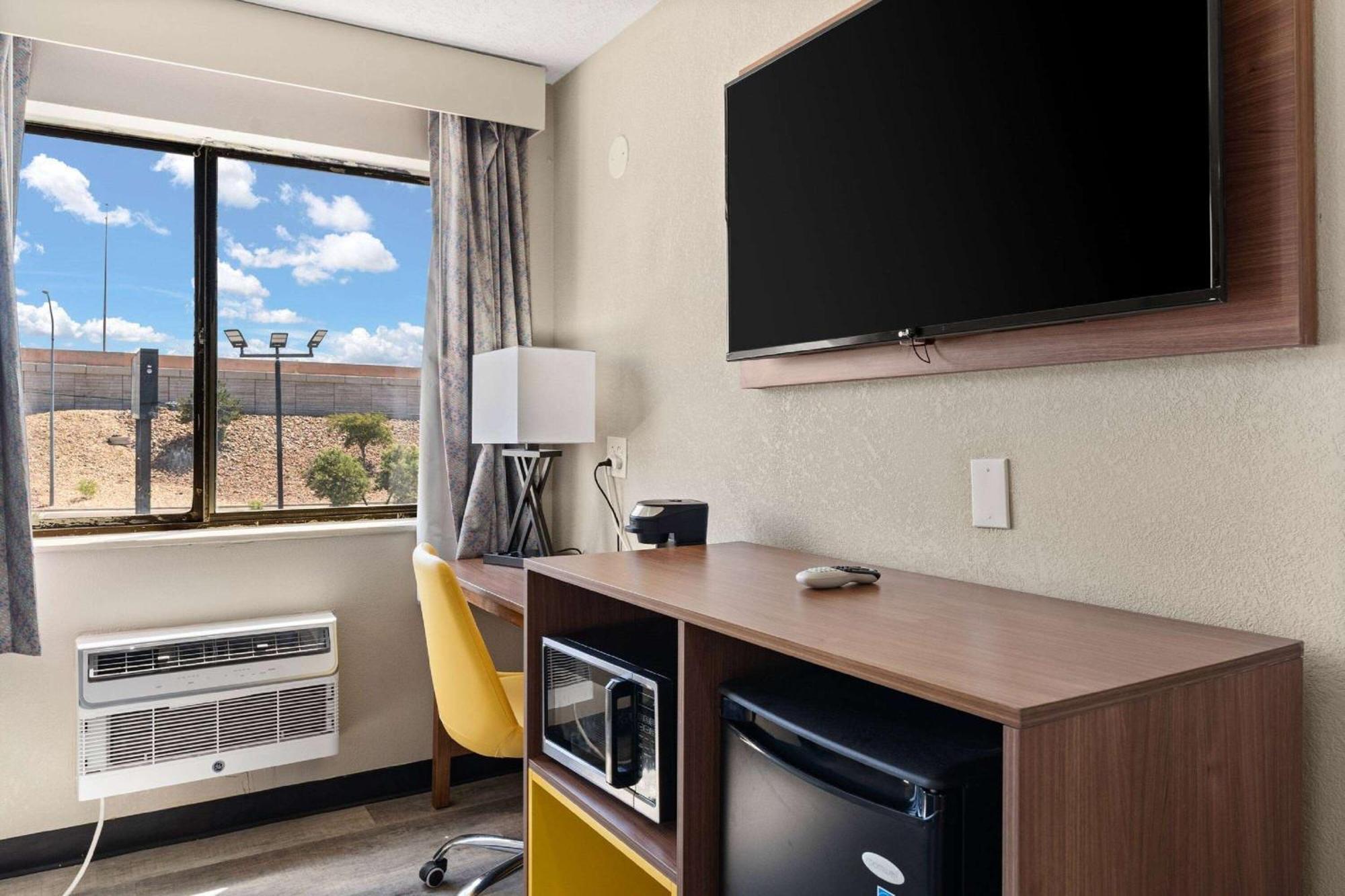 Days-inn By Wyndham I-25 Hotel