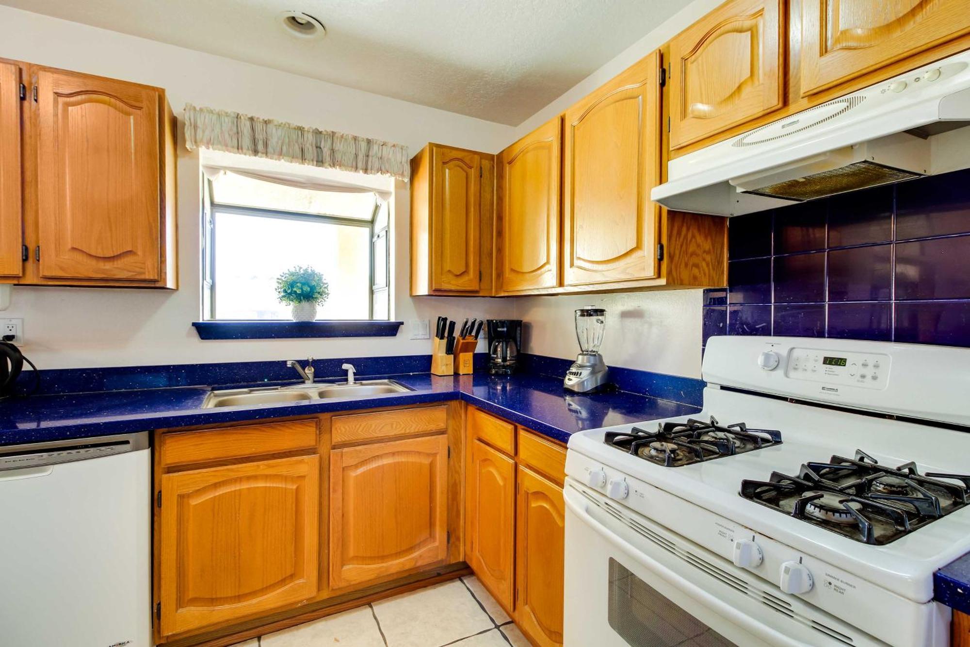 With Spacious Yard And Fire Pit! * Albuquerque