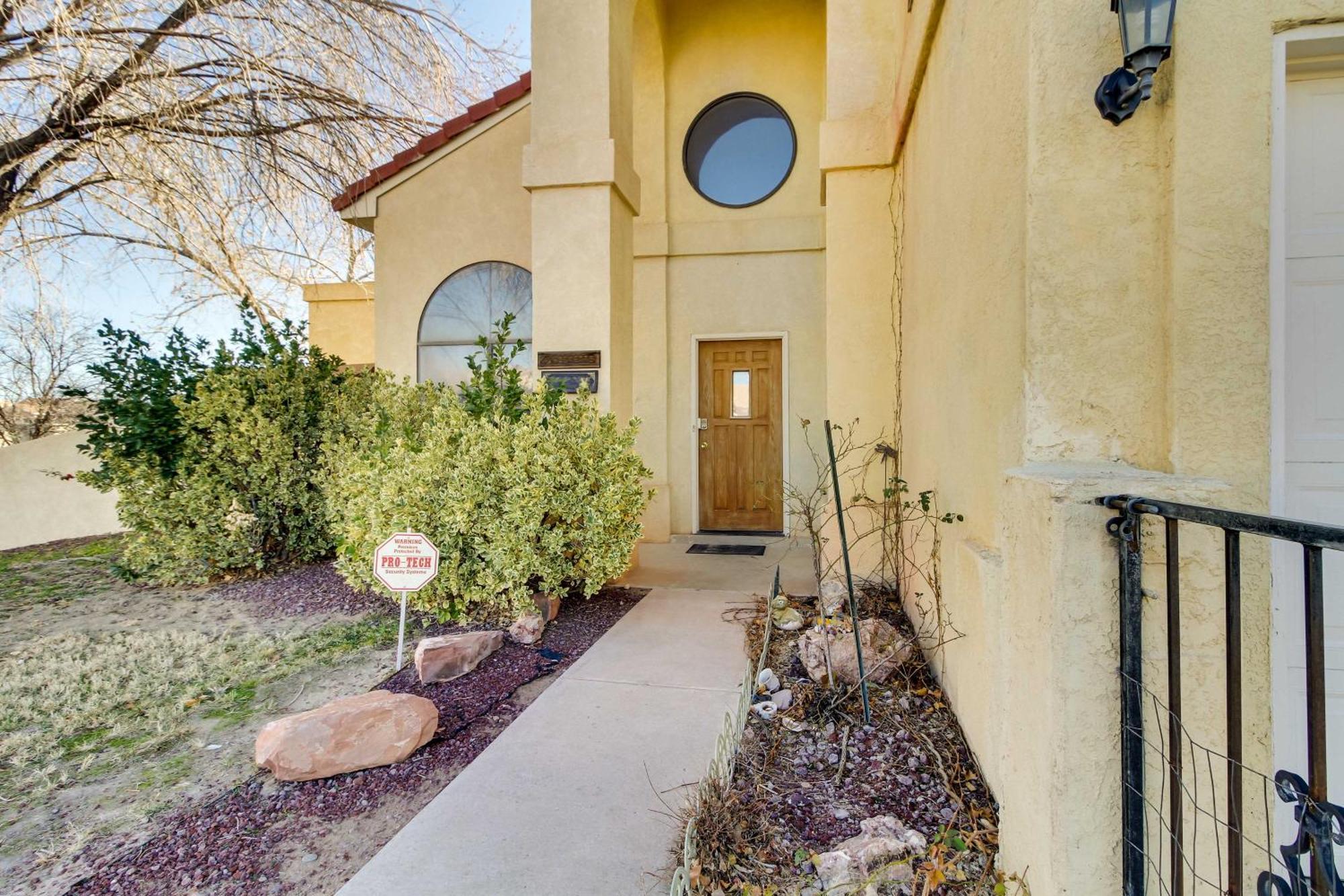 With Spacious Yard And Fire Pit! Holiday home Albuquerque