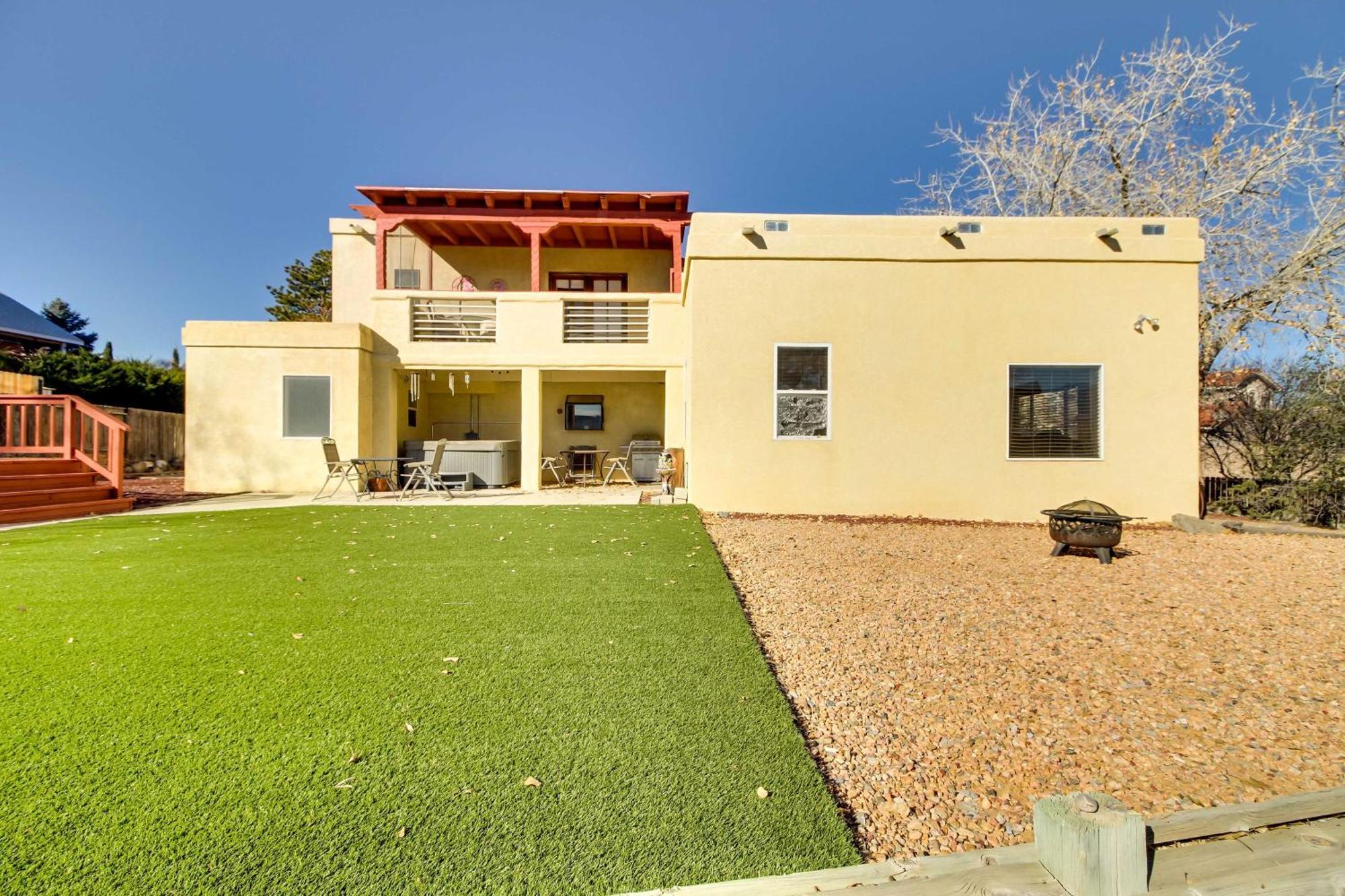 Holiday home With Spacious Yard And Fire Pit!