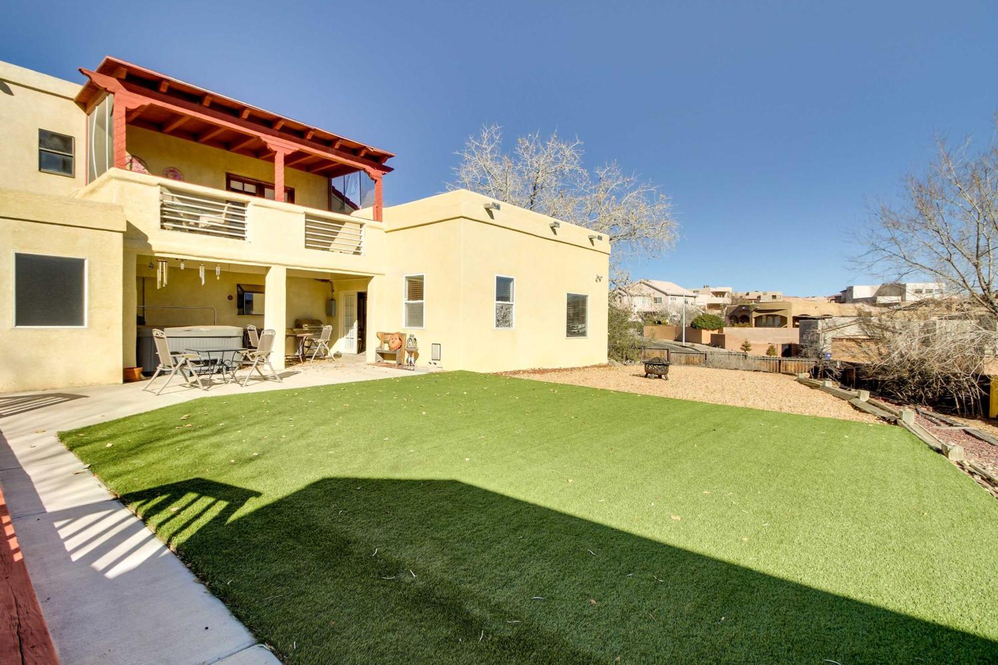 With Spacious Yard And Fire Pit! Holiday home