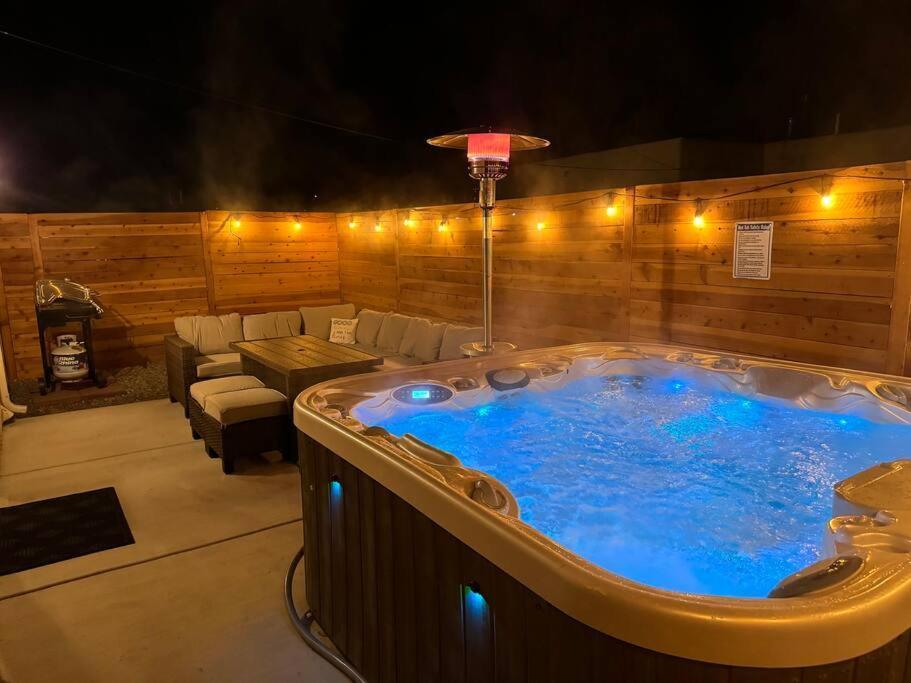 Cowboy Den-hot Tub-game Room-pet Friendly-no Pet Fees!