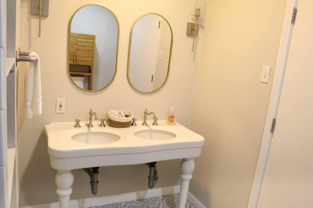 Cowboy Den-hot Tub-game Room-pet Friendly-no Pet Fees! Holiday home Albuquerque