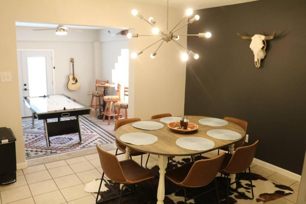 Cowboy Den-hot Tub-game Room-pet Friendly-no Pet Fees! Holiday home