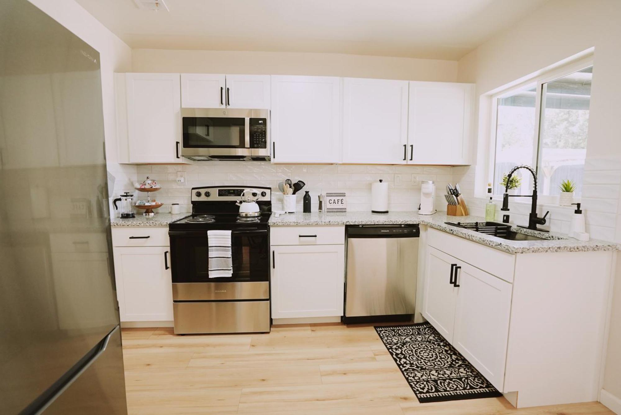 Holiday home Prime Uptown Location! Huge Backyard! The White House Albuquerque