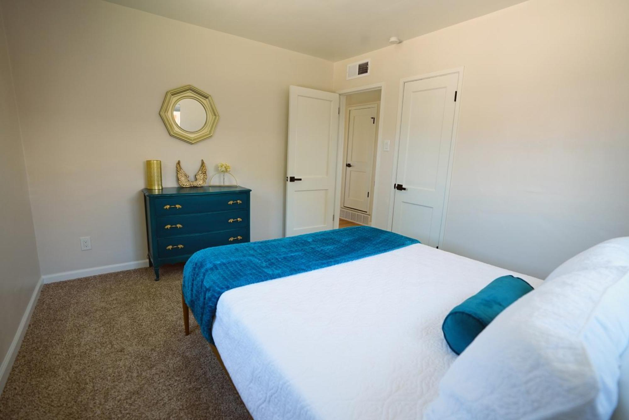 Holiday home Prime Uptown Location! Huge Backyard! The White House