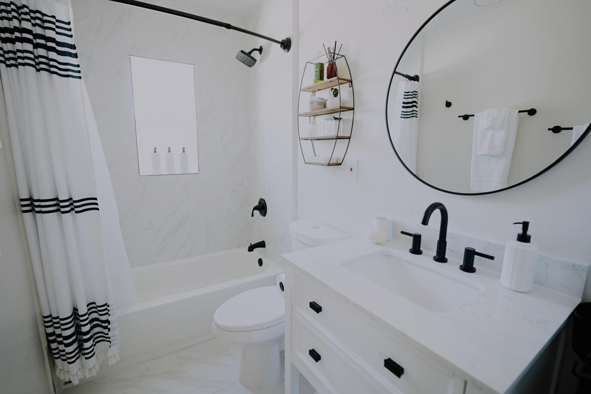 Prime Uptown Location! Huge Backyard! The White House Albuquerque