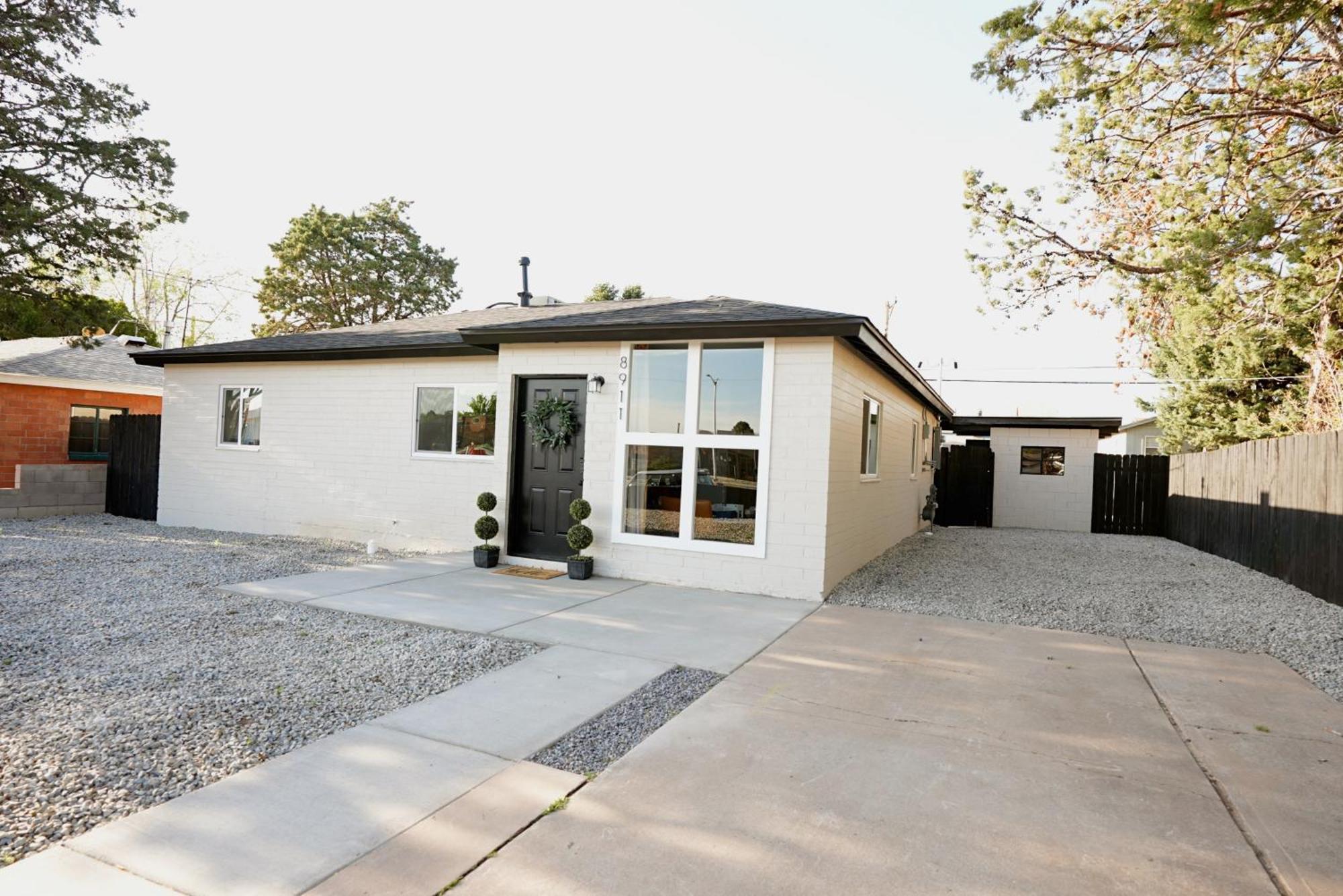 Holiday home Prime Uptown Location! Huge Backyard! The White House