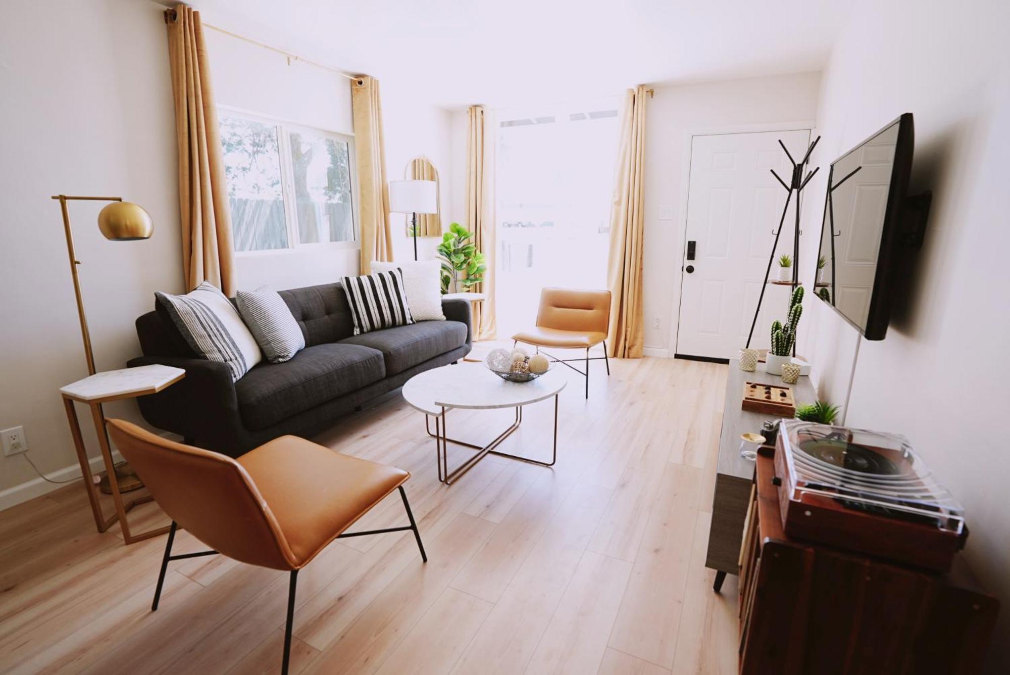 Holiday home Prime Uptown Location! Huge Backyard! The White House *