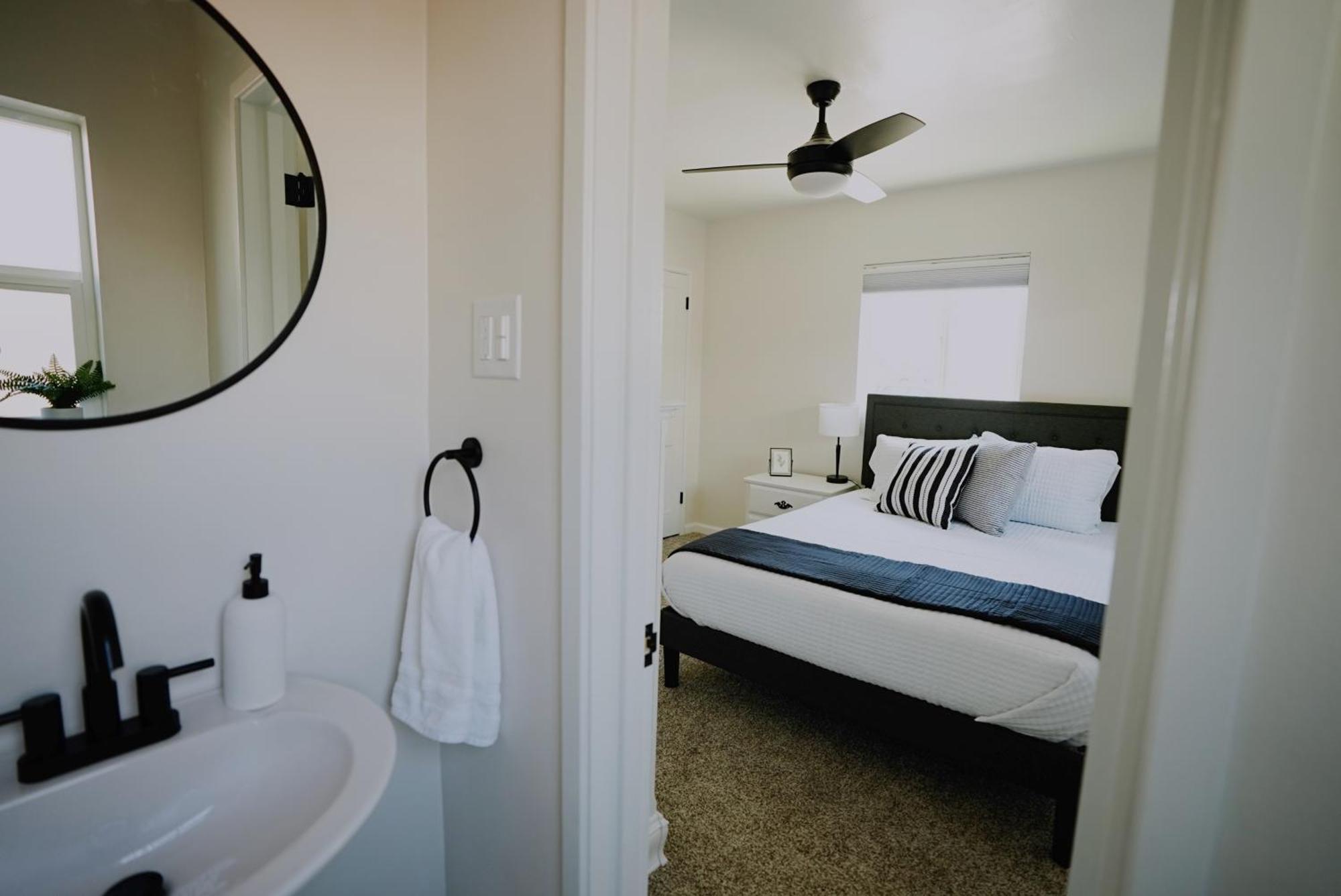 Holiday home Prime Uptown Location! Huge Backyard! The White House