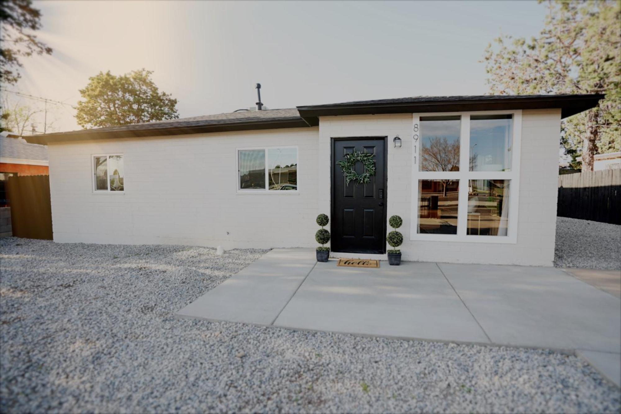 Holiday home Prime Uptown Location! Huge Backyard! The White House *