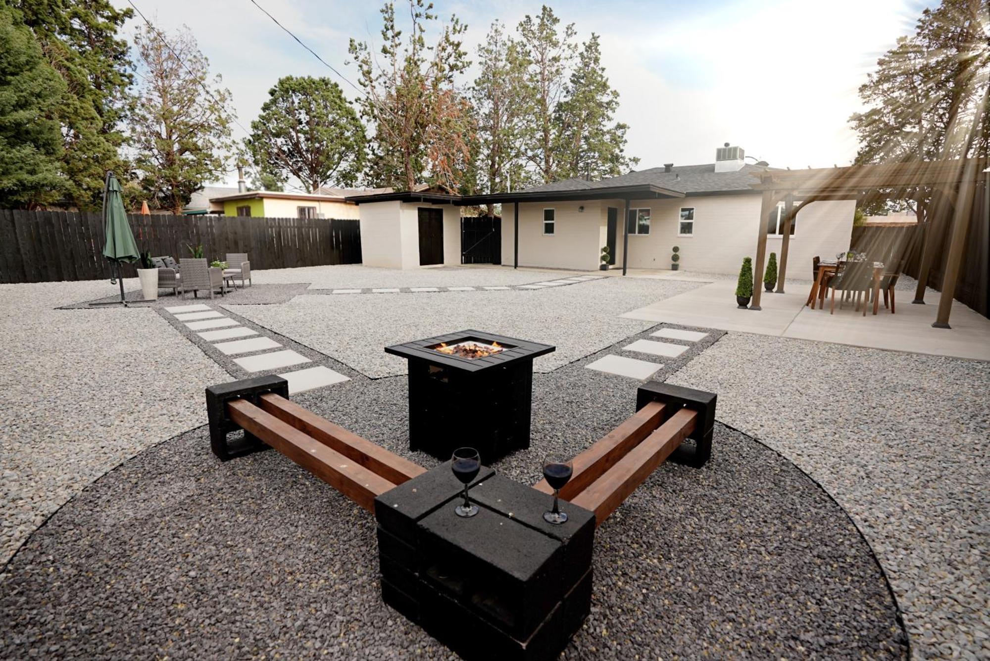 Holiday home Prime Uptown Location! Huge Backyard! The White House *