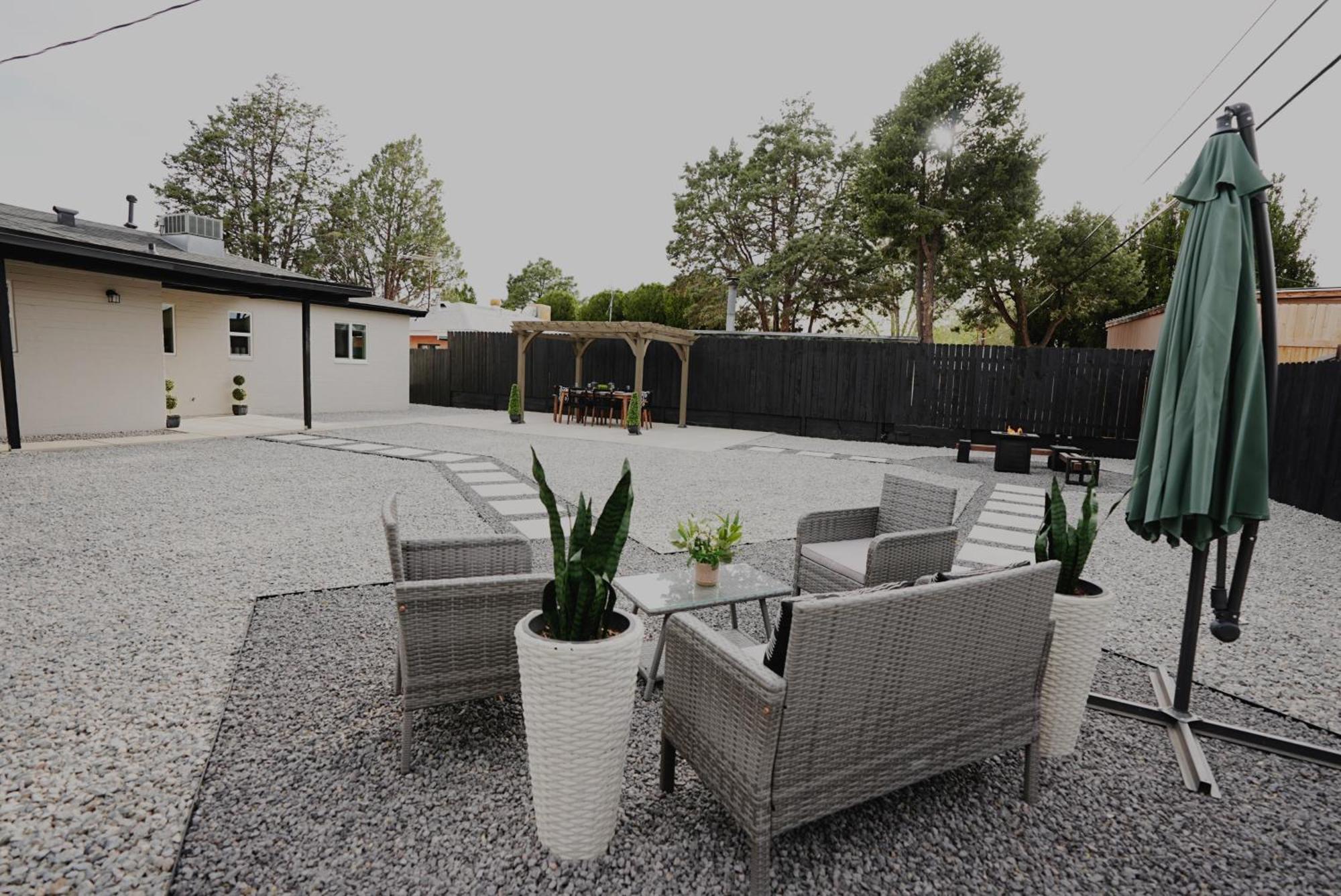 Holiday home Prime Uptown Location! Huge Backyard! The White House Albuquerque