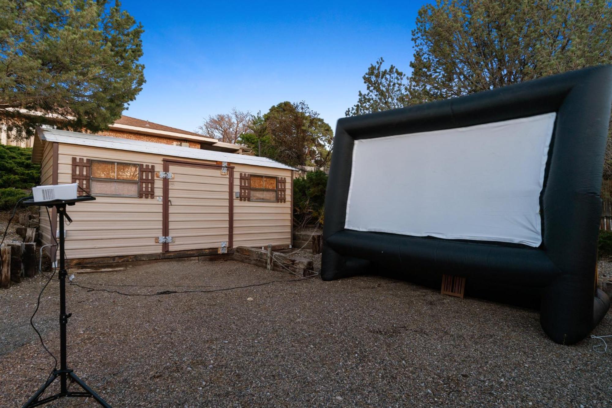 Bbq Haven - 4bd - Games - Outdoor Movie Holiday home Albuquerque