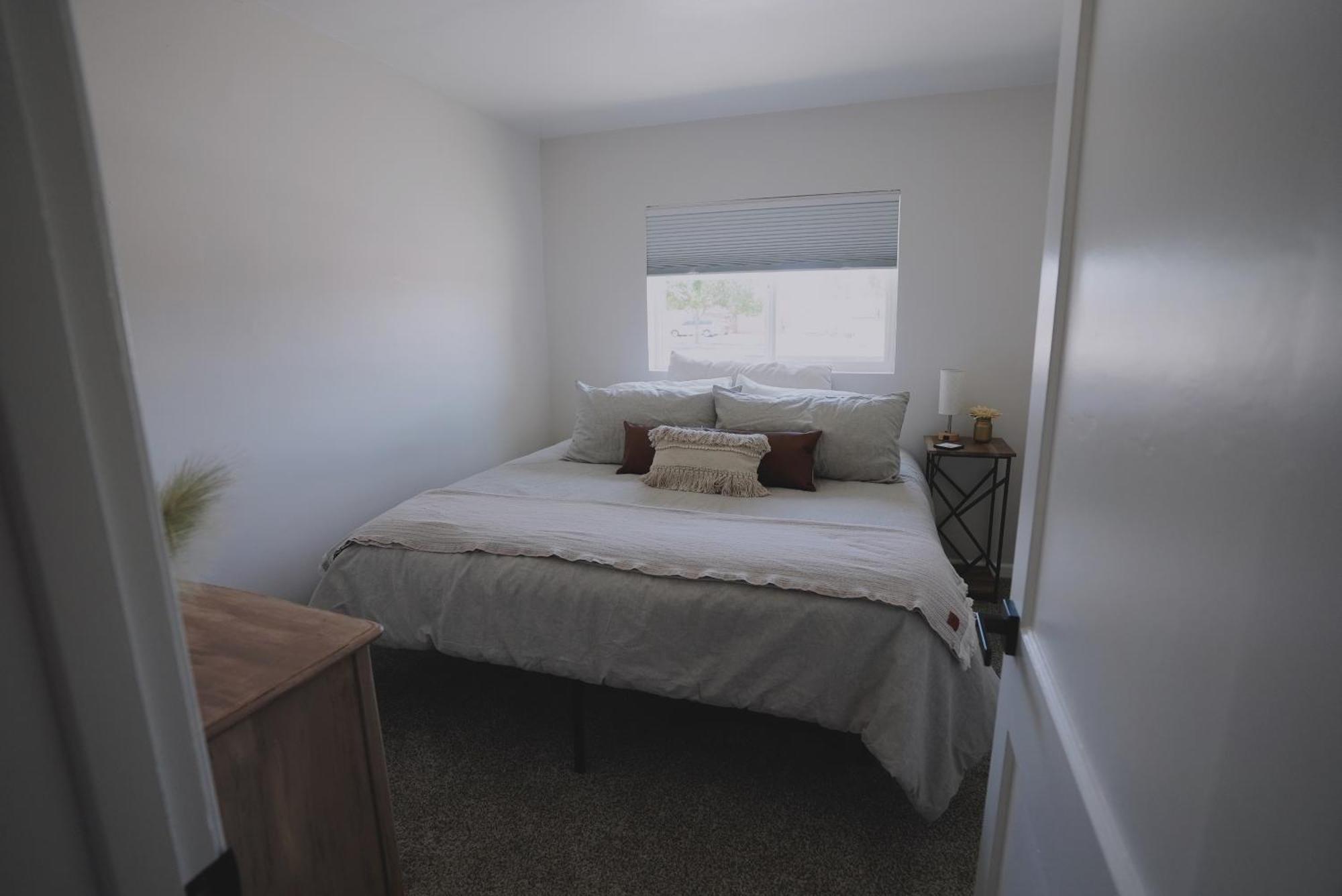 Holiday home Prime Uptown Location! Huge Backyard! The White House Albuquerque
