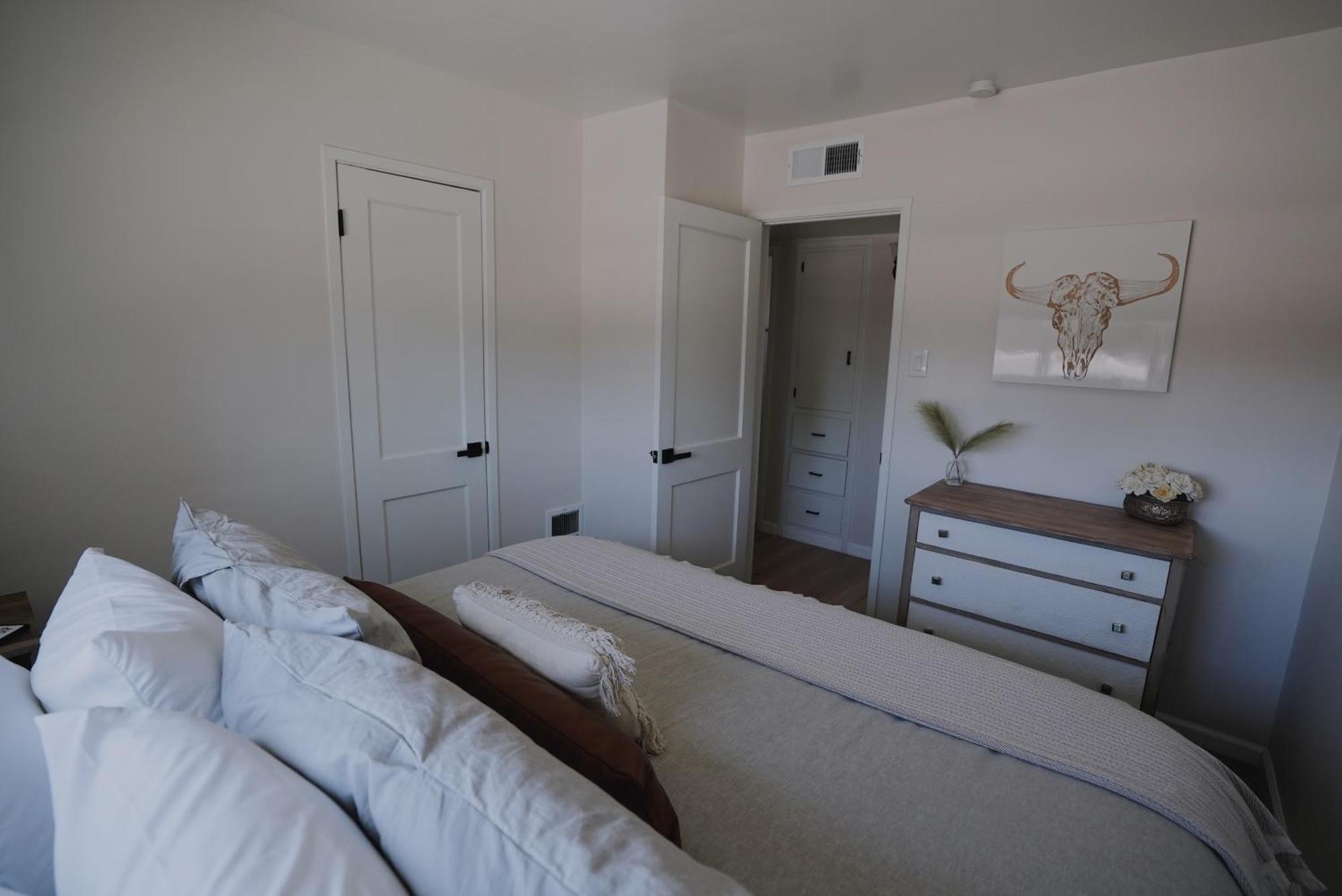 Prime Uptown Location! Huge Backyard! The White House Holiday home