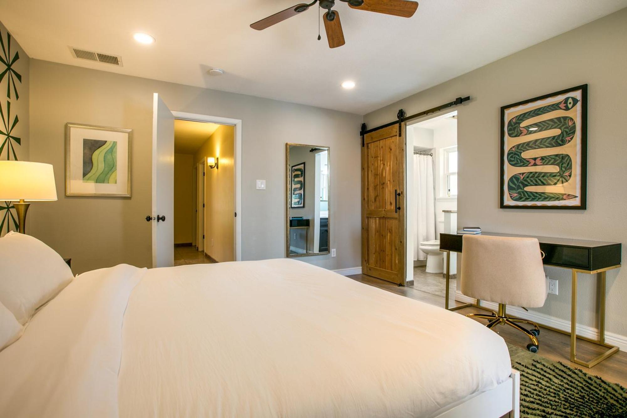 Oasis Retreat - Hot Tub - King Bd - Fire Pit - Games - Near Golf - 4 Bdrm - Sleeps Up To 12 Holiday home *