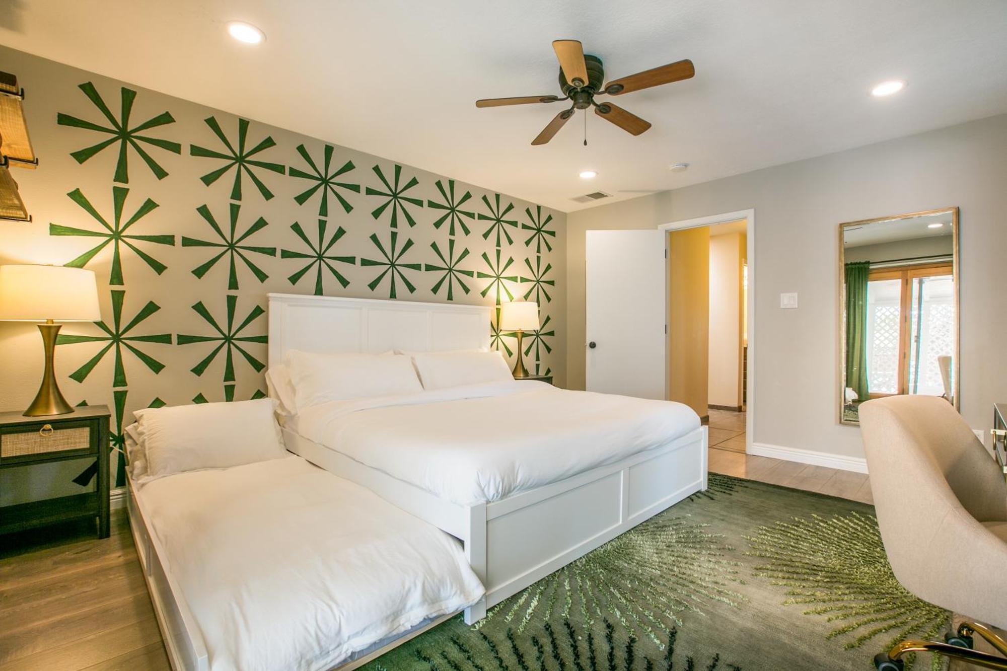 Oasis Retreat - Hot Tub - King Bd - Fire Pit - Games - Near Golf - 4 Bdrm - Sleeps Up To 12 *