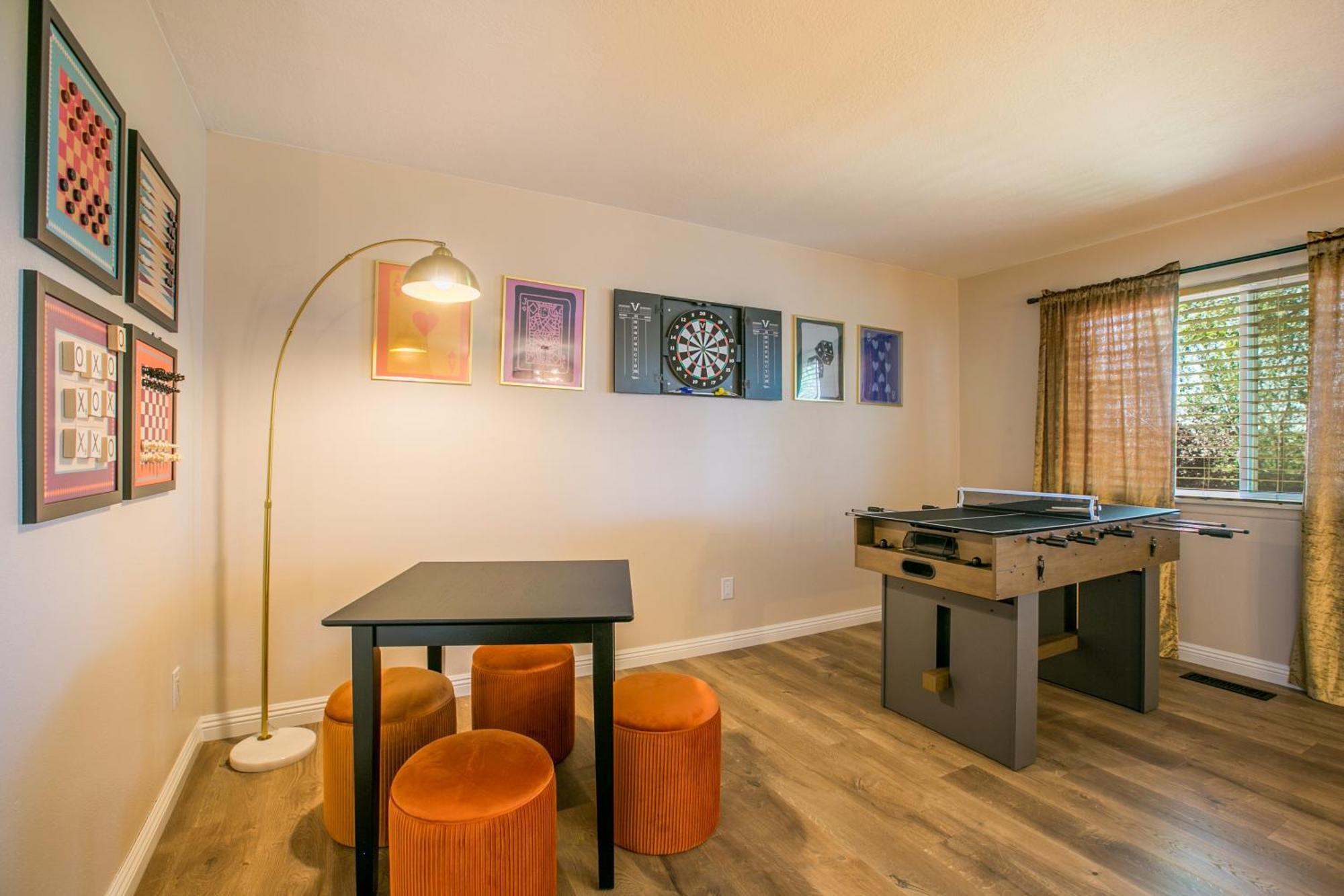 Oasis Retreat - Hot Tub - King Bd - Fire Pit - Games - Near Golf - 4 Bdrm - Sleeps Up To 12 Holiday home *