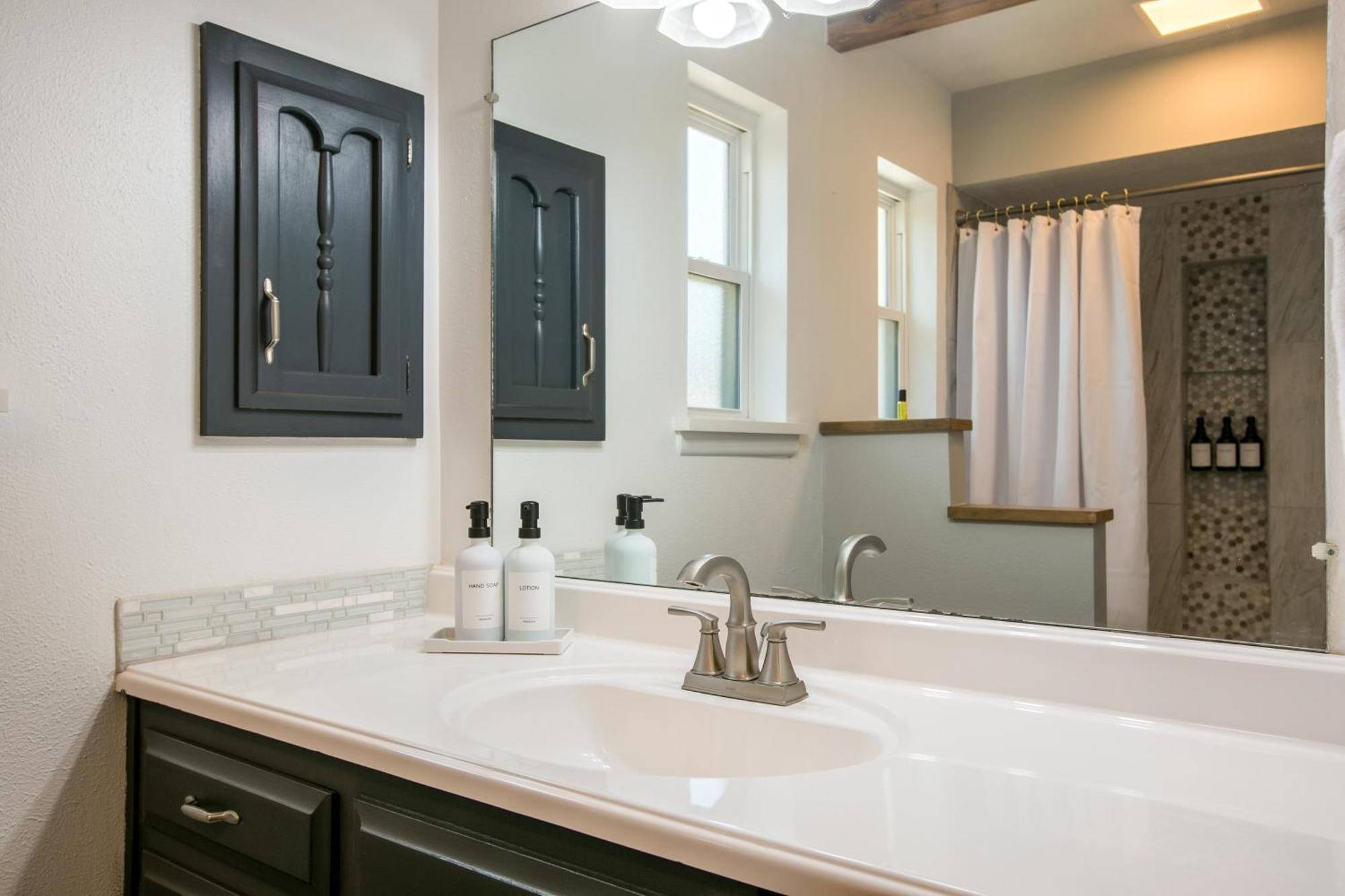 Oasis Retreat - Hot Tub - King Bd - Fire Pit - Games - Near Golf - 4 Bdrm - Sleeps Up To 12 Holiday home
