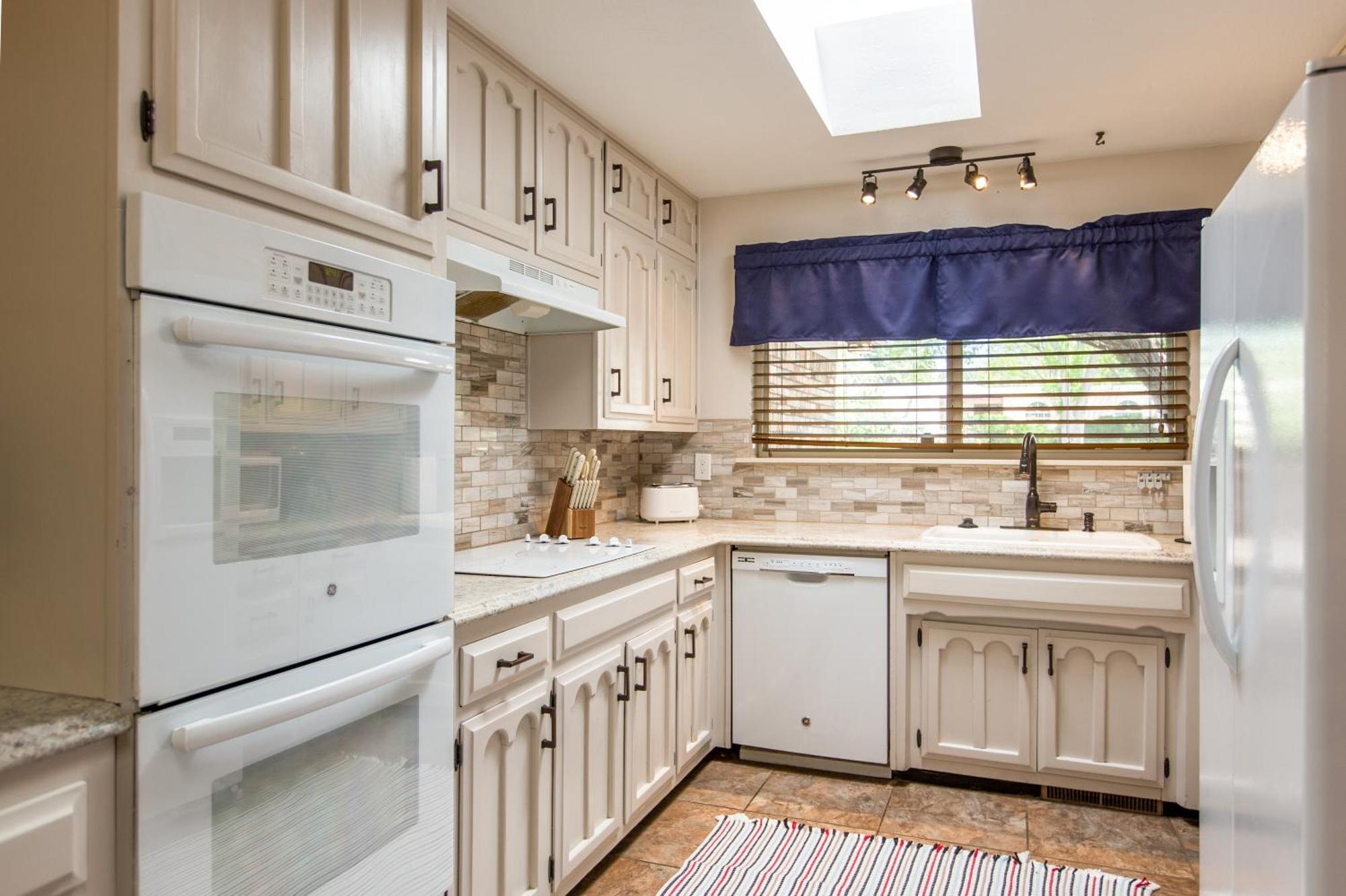 Holiday home Oasis Retreat - Hot Tub - King Bd - Fire Pit - Games - Near Golf - 4 Bdrm - Sleeps Up To 12 *