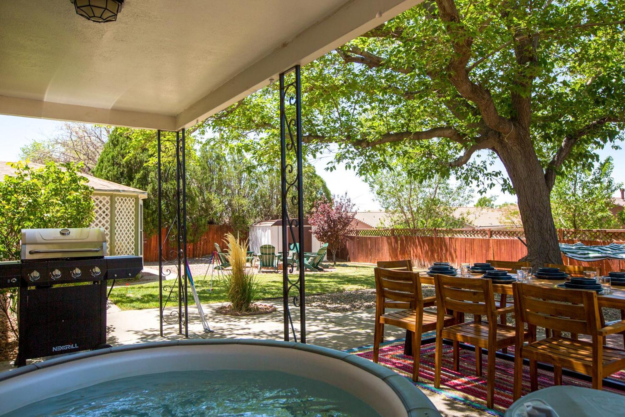 Holiday home Oasis Retreat - Hot Tub - King Bd - Fire Pit - Games - Near Golf - 4 Bdrm - Sleeps Up To 12