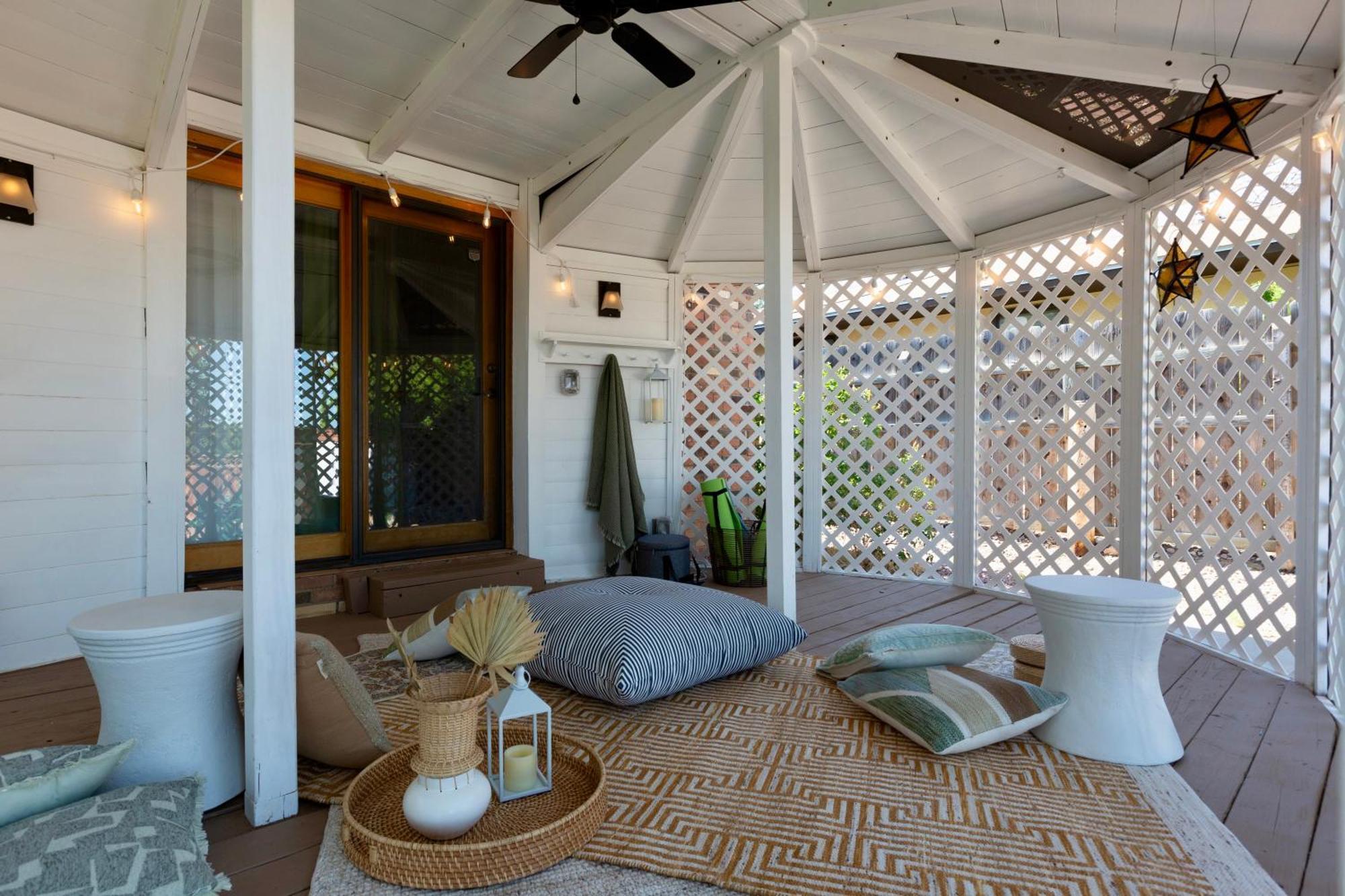 Holiday home Oasis Retreat - Hot Tub - King Bd - Fire Pit - Games - Near Golf - 4 Bdrm - Sleeps Up To 12 *
