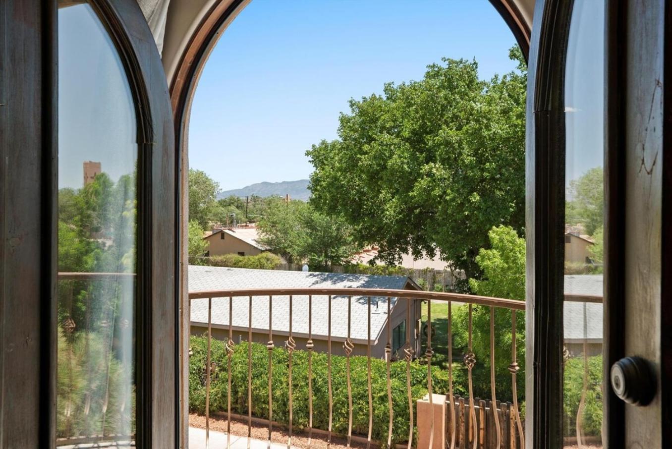 Luxury Tuscan Near Old Town