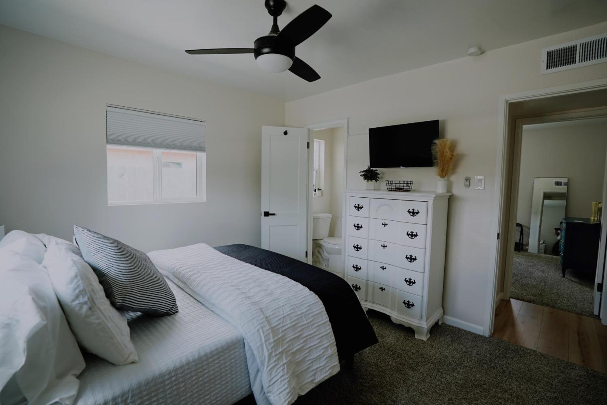 Prime Uptown Location! Huge Backyard! The White House Holiday home