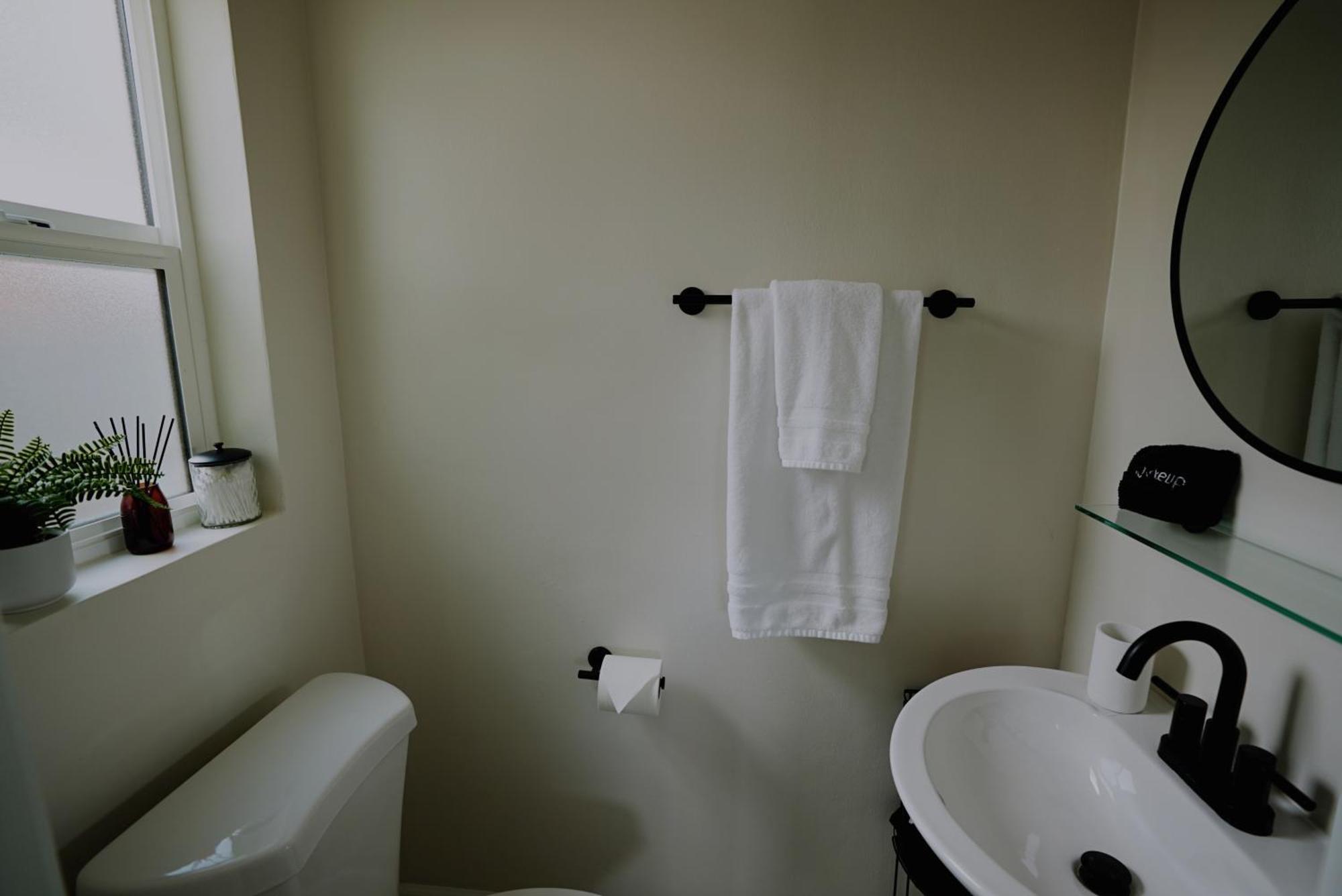 Prime Uptown Location! Huge Backyard! The White House *