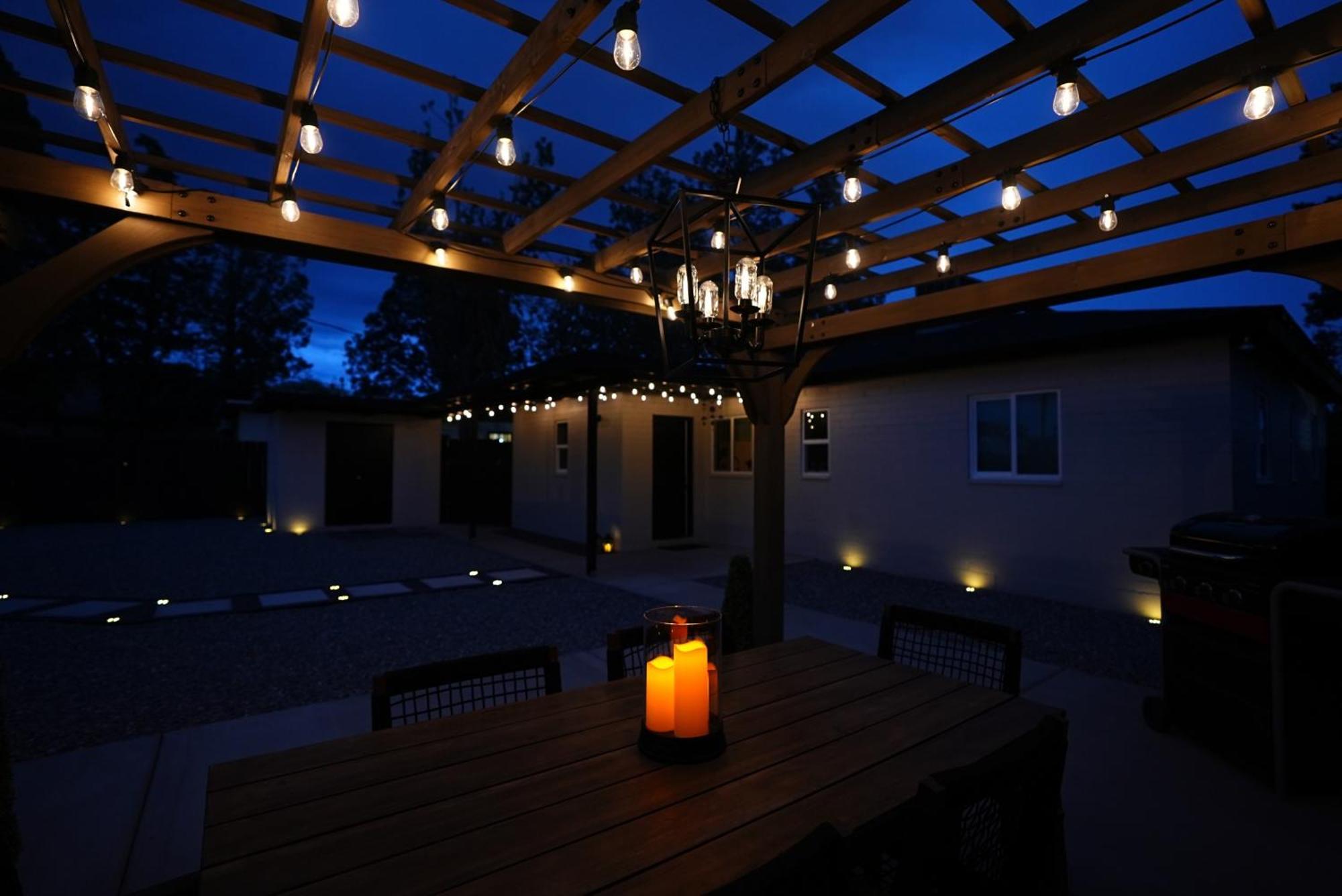 Holiday home Prime Uptown Location! Huge Backyard! The White House