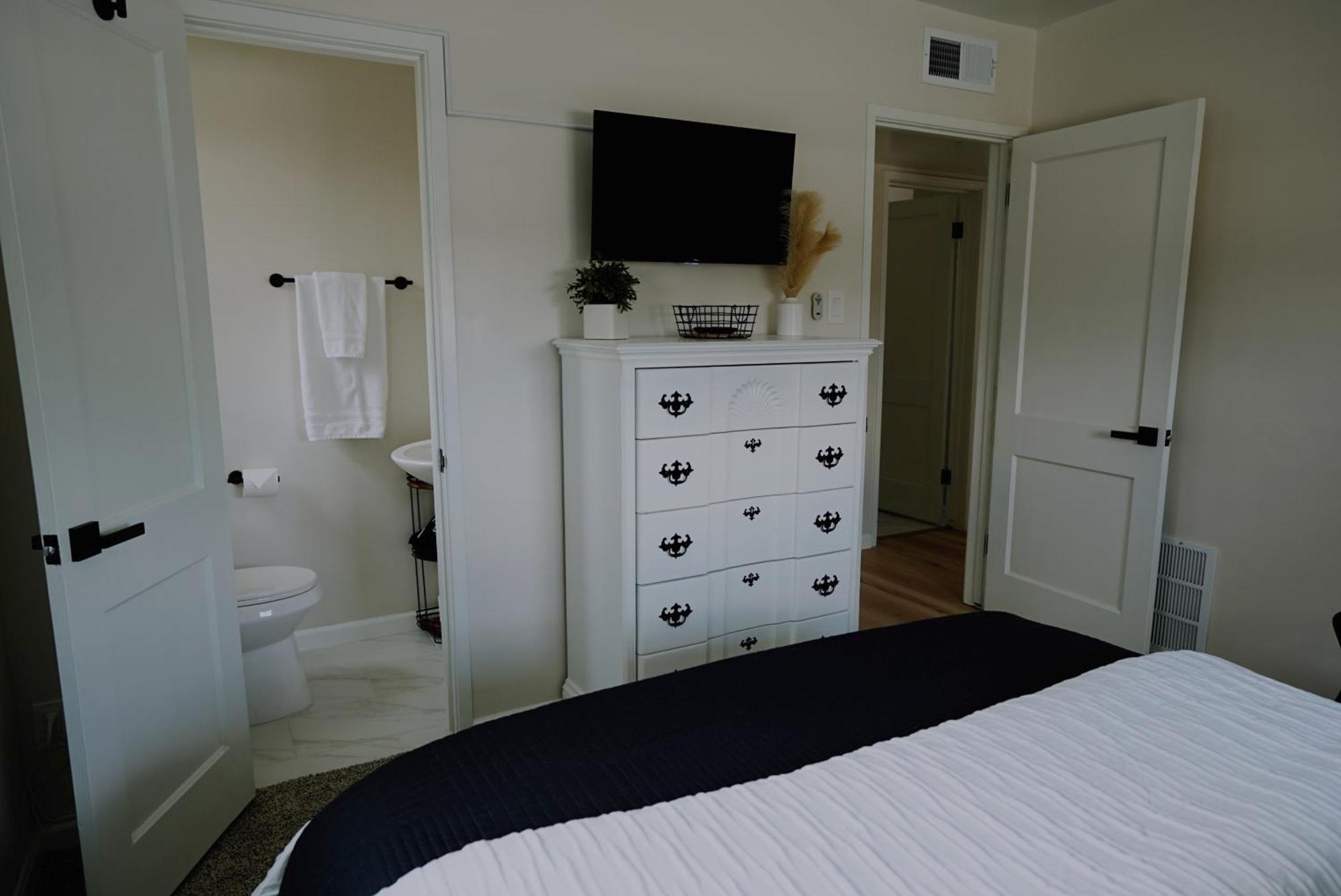 Holiday home Prime Uptown Location! Huge Backyard! The White House *