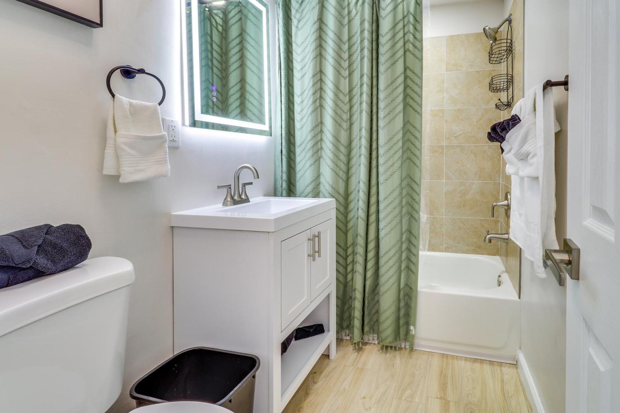 Retreat With Hot Tub - Location!