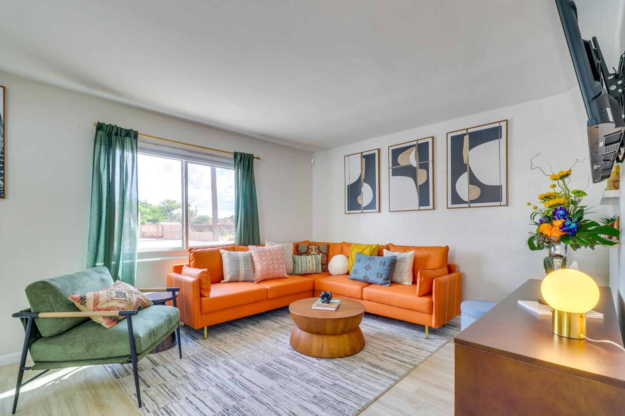 Retreat With Hot Tub - Location! *