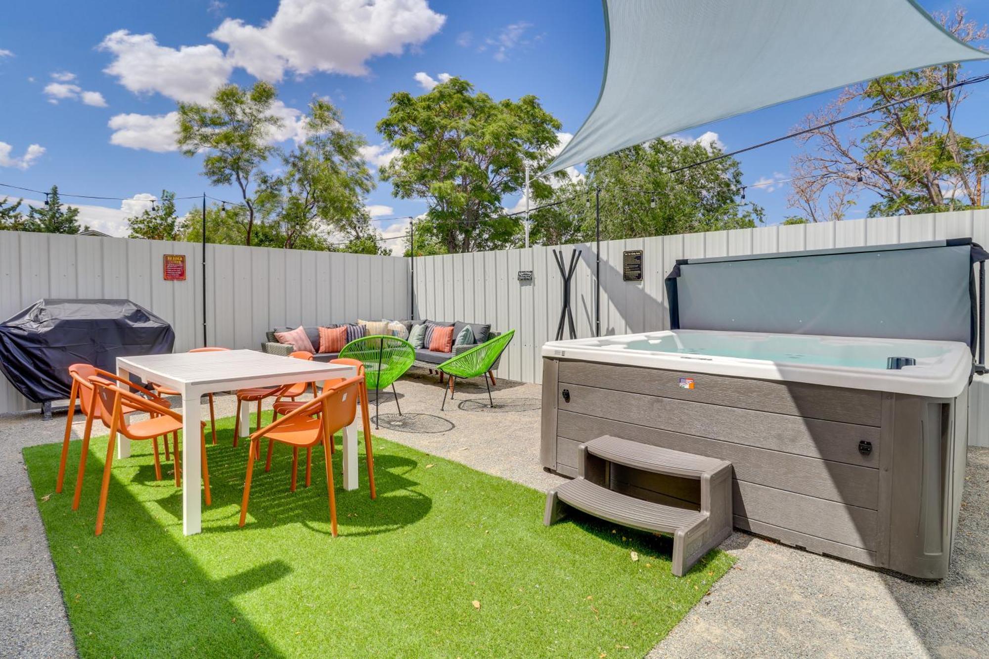 Holiday home Getaway With Hot Tub And Grill!